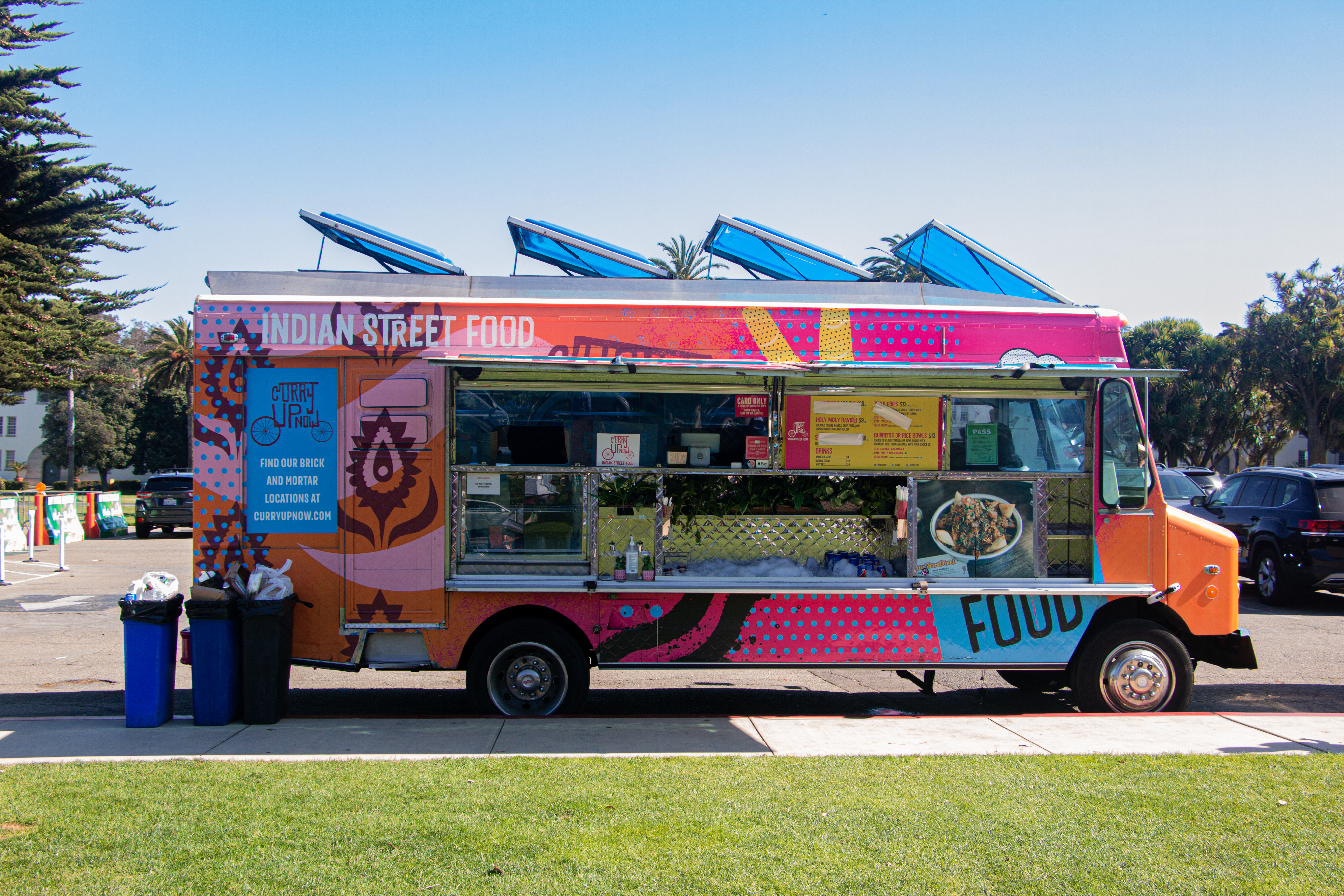 foodtruck parking at the roadside